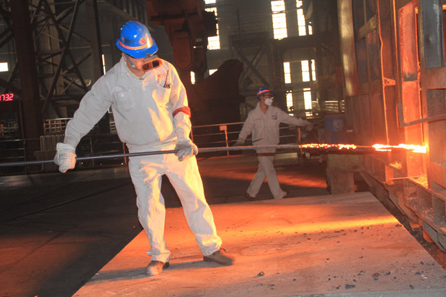 環(huán)保地坪涂料廠家給鋼鐵廠地面施工時要注意什么? 環(huán)保地坪涂料廠家給鋼鐵廠地面施工時要注意什么?