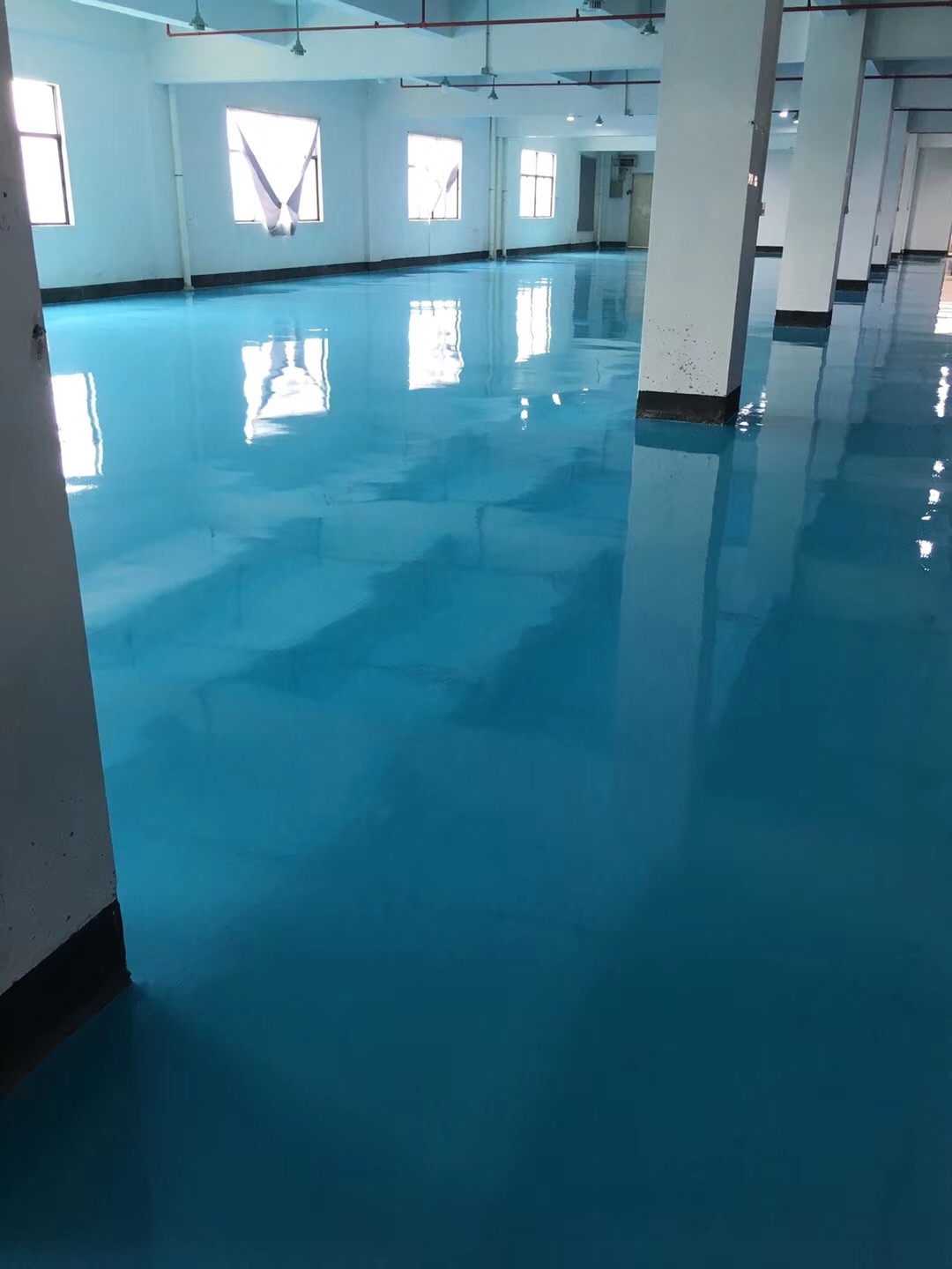 廣東水性環(huán)氧地坪施工在潮濕地面可以嗎 廣東水性環(huán)氧地坪施工在潮濕地面可以嗎